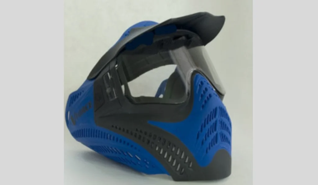 Cleaning a paintball mask lens with a microfiber cloth